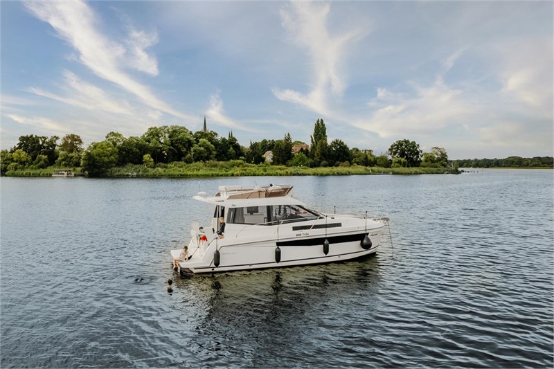 Motoryacht_Aurora_Seitenansicht