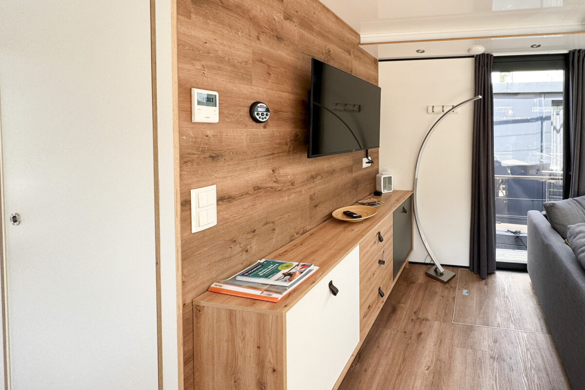 hausboot-spreeperle-salon-tv-schrank