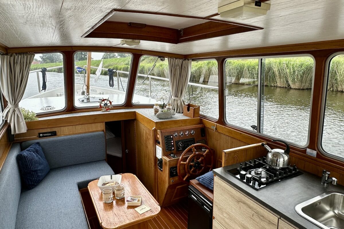 hausboot_pluto_salon