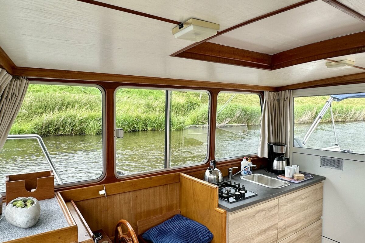 hausboot_pluto_salon-kueche