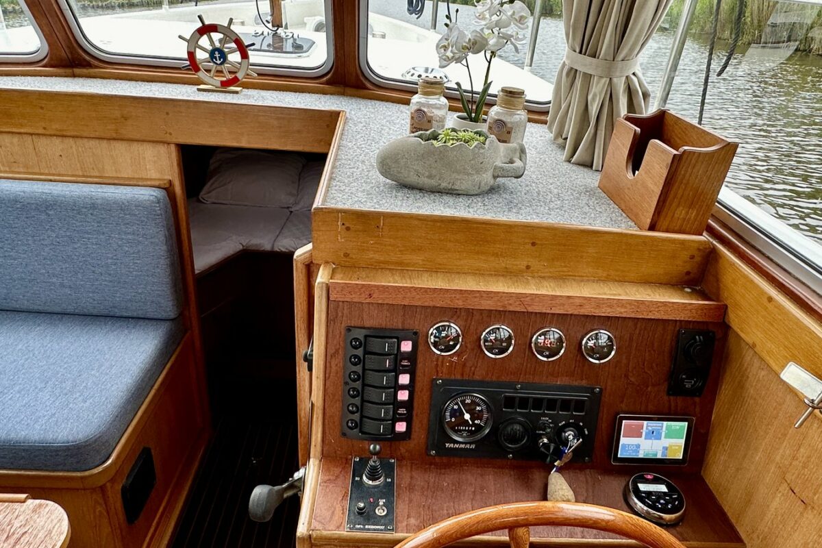 Cockpit mit Innensteuerstand Boot Pluto