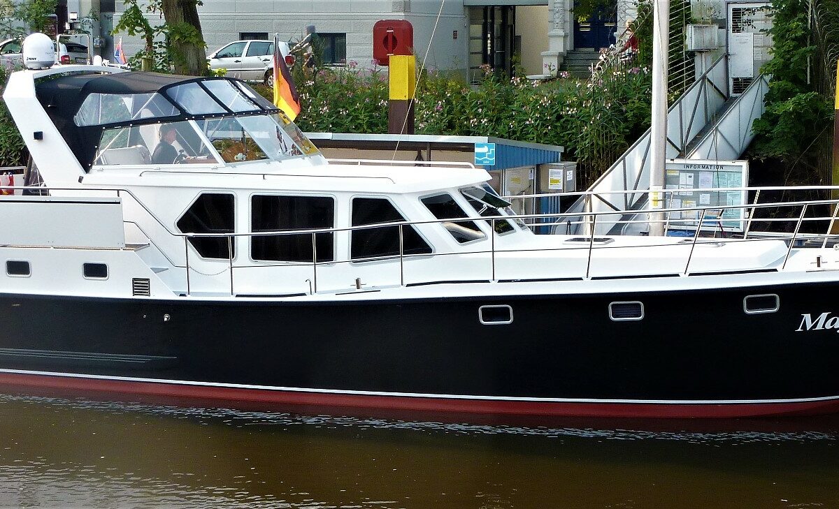Maja Motoryacht am Steg