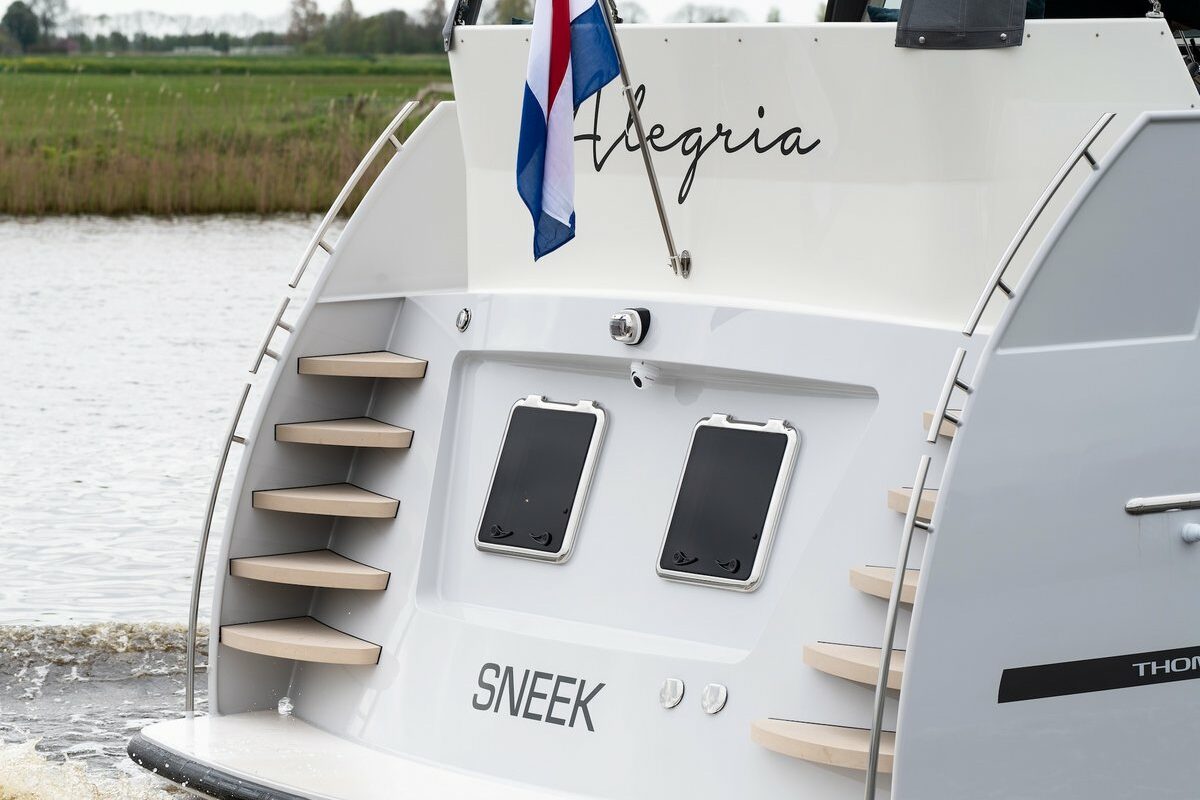 heckansicht-badeplattform-boot-alegria