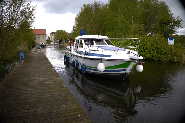 Bugansicht Hausboot Tarpon 37 Duo Prestige