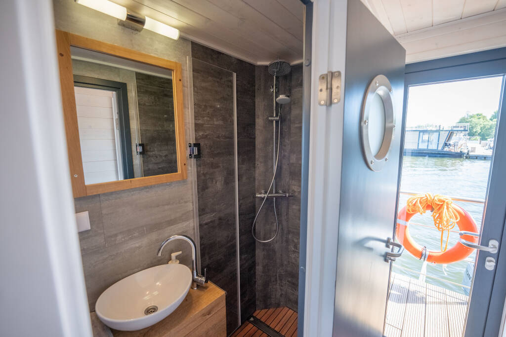 boot-miami-badezimmer