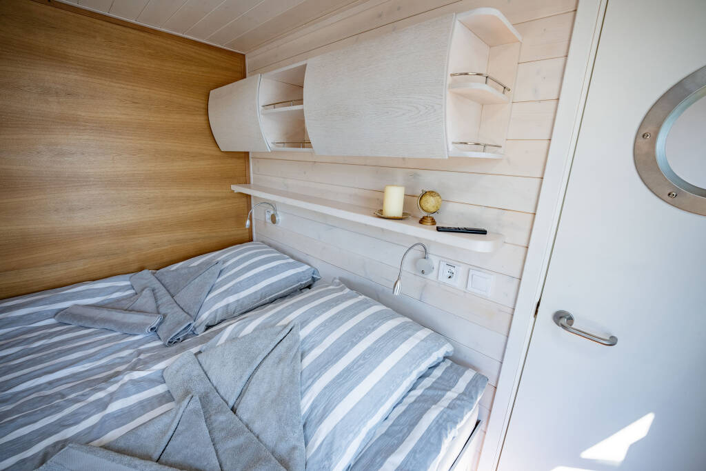 boot-miami-kabine-doppelbett-oberschrank