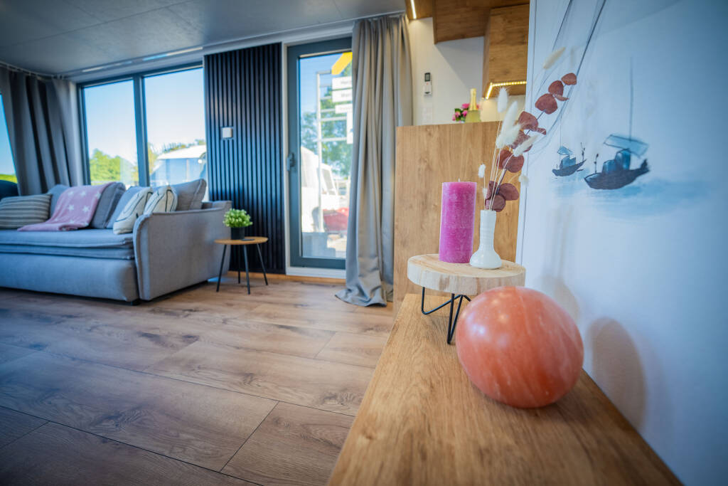 bungalowboot-woma-13-roma-details-wohnzimmer