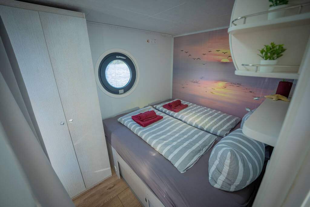 bungalowboot-woma-13-roma-kabine-doppelbett