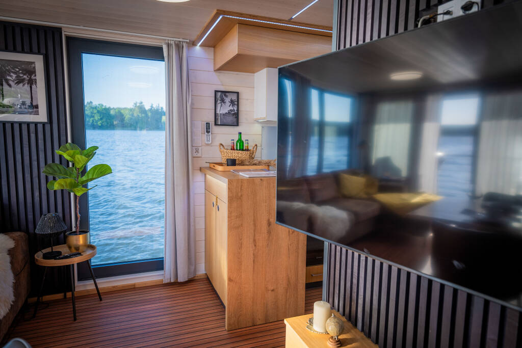 miami-boot-tv-wohnzimmer
