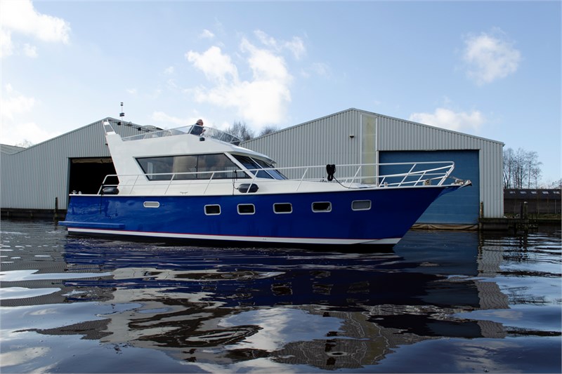 motoryacht_voyager_friesland_seitliche_ansicht