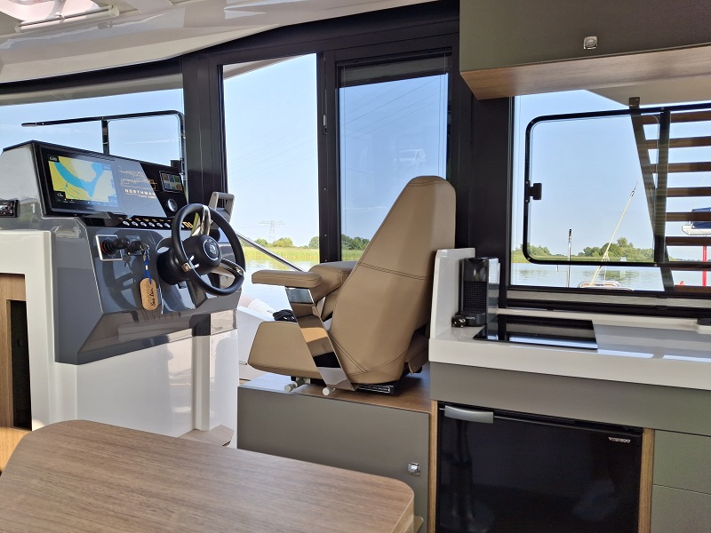 cockpit-northman-1050-trawler