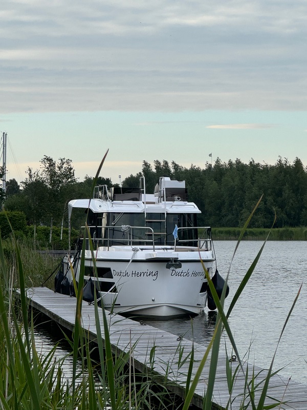 dutch-herring-am-steg-angelegt