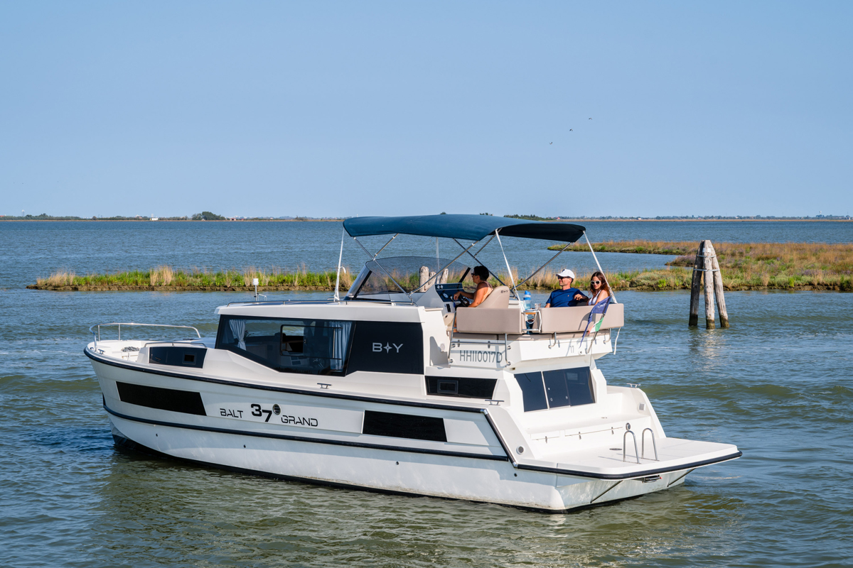 Hausboot Grand 37 unterwegs Lagune Venedig