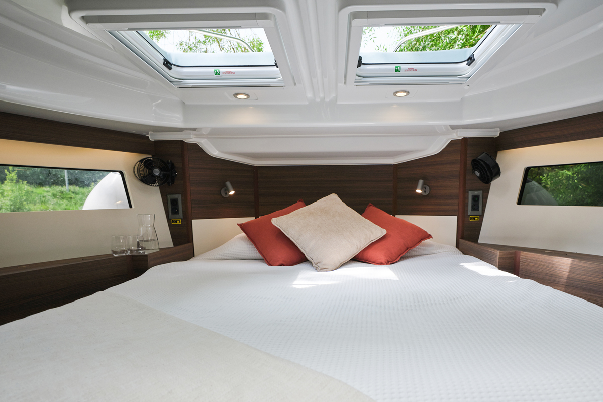 Doppelbett Bugkabine Hausboot Liberty