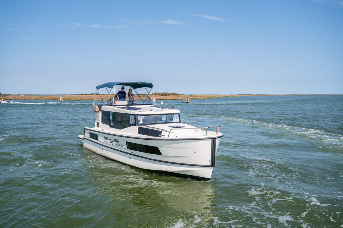 Grand 37 mit Bimini Italien Aussenansicht