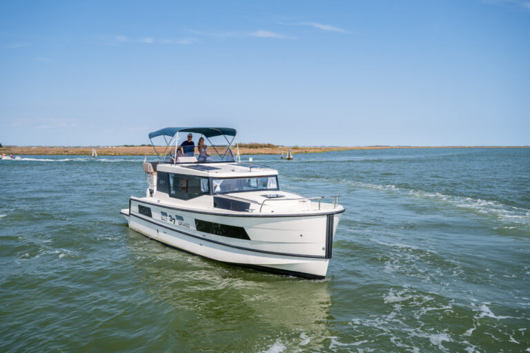 Grand 37 mit Bimini Italien Aussenansicht
