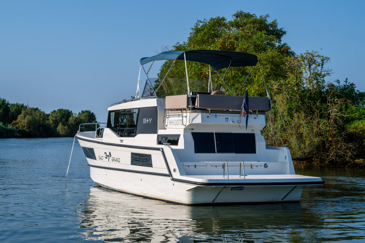 Grand 37 vor Anker Italien
