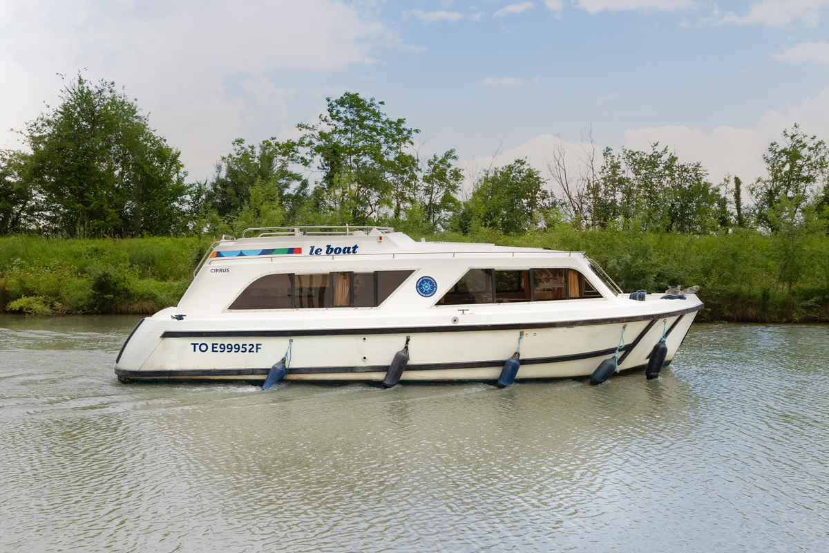 Seitliche Ansicht Hausboot Cirrus B