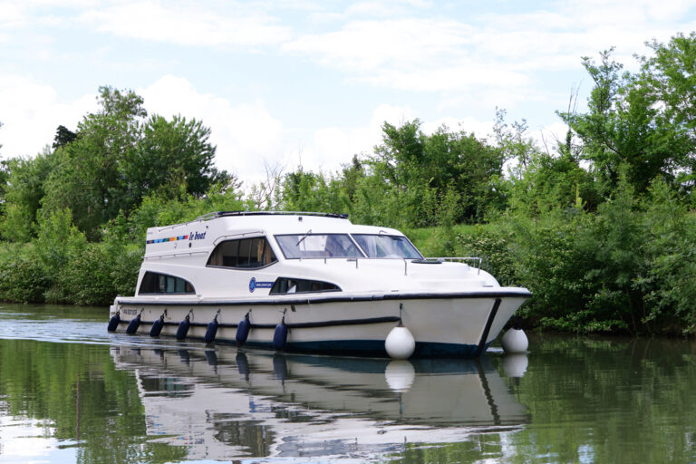 Hausboot Mystique in Fahrt