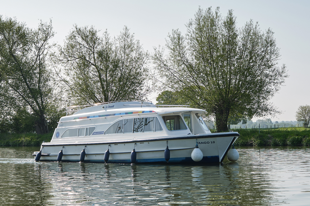 Hausboot Tango unterwegs