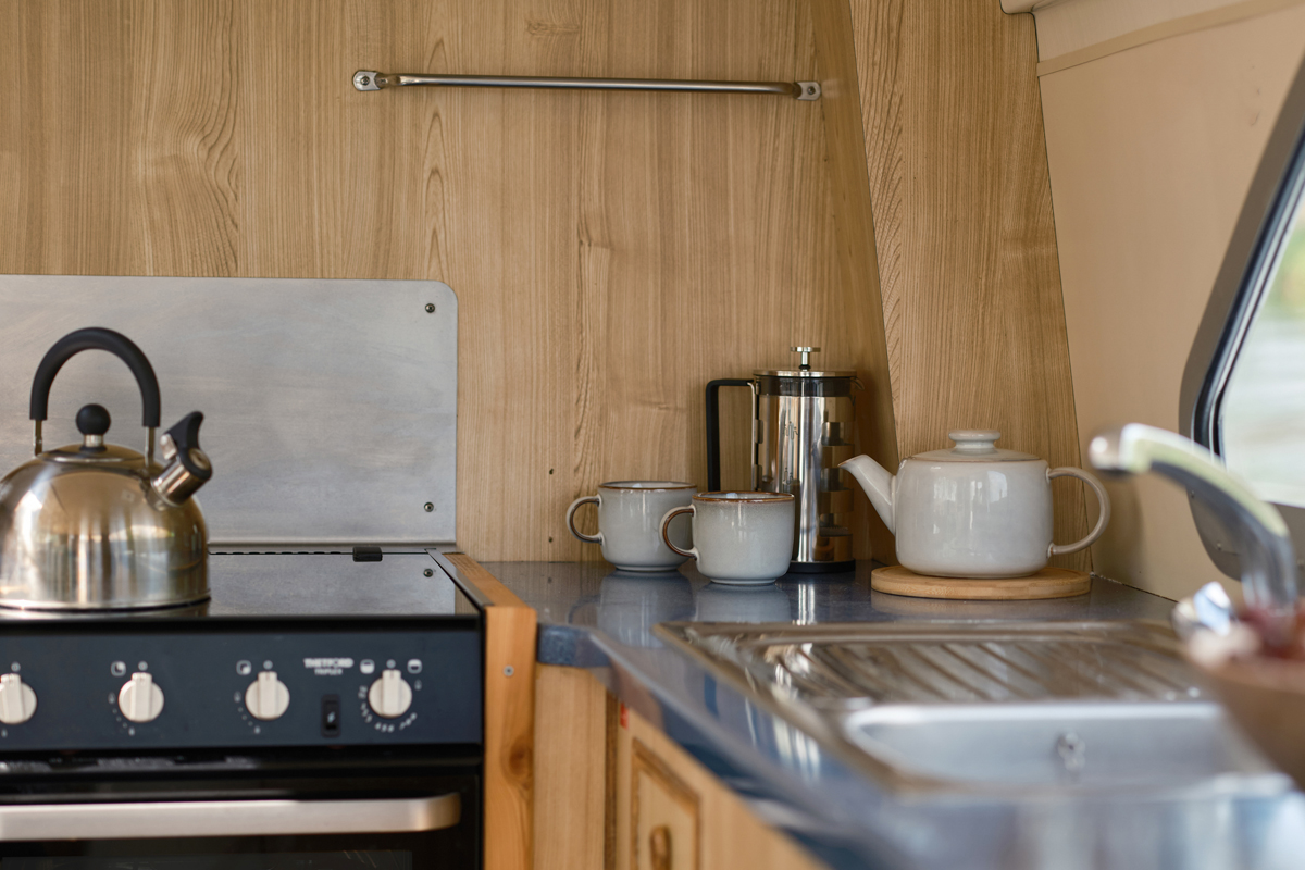 Kuche Hausboot Tango Dancer 2