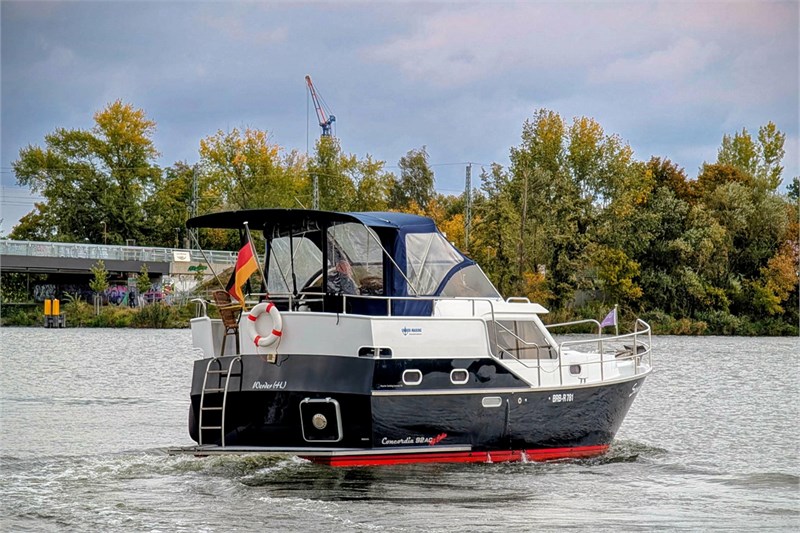 motoryacht_sarah_heckansicht_fahrend