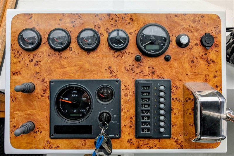 motoryacht_sarah_steuerstand_details_2