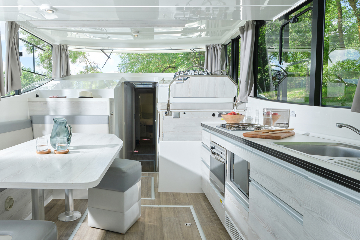 Salon und Küche Hausboot Horizon 5