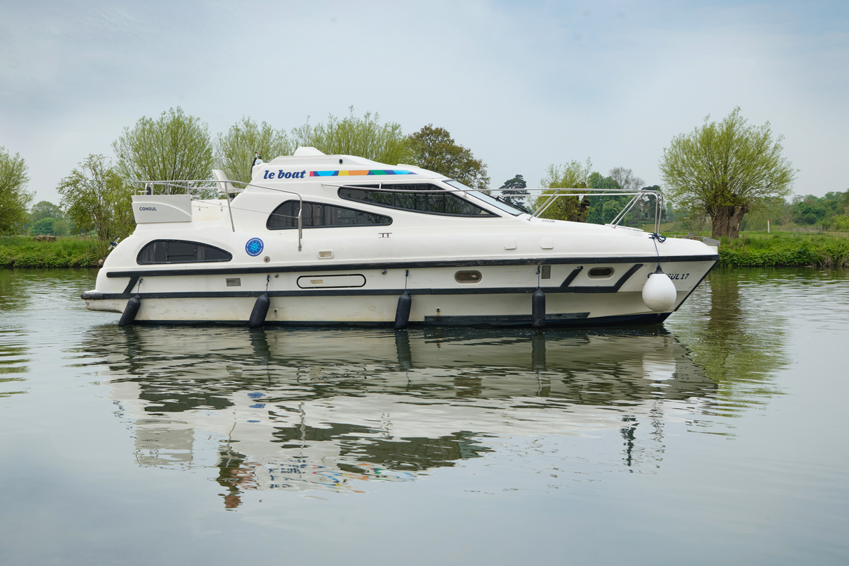 Seitliche Ansicht Hausboot Consul