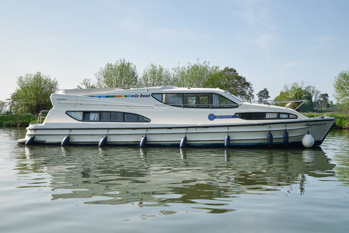 Seitliche Ansicht Hausboot Magnifique