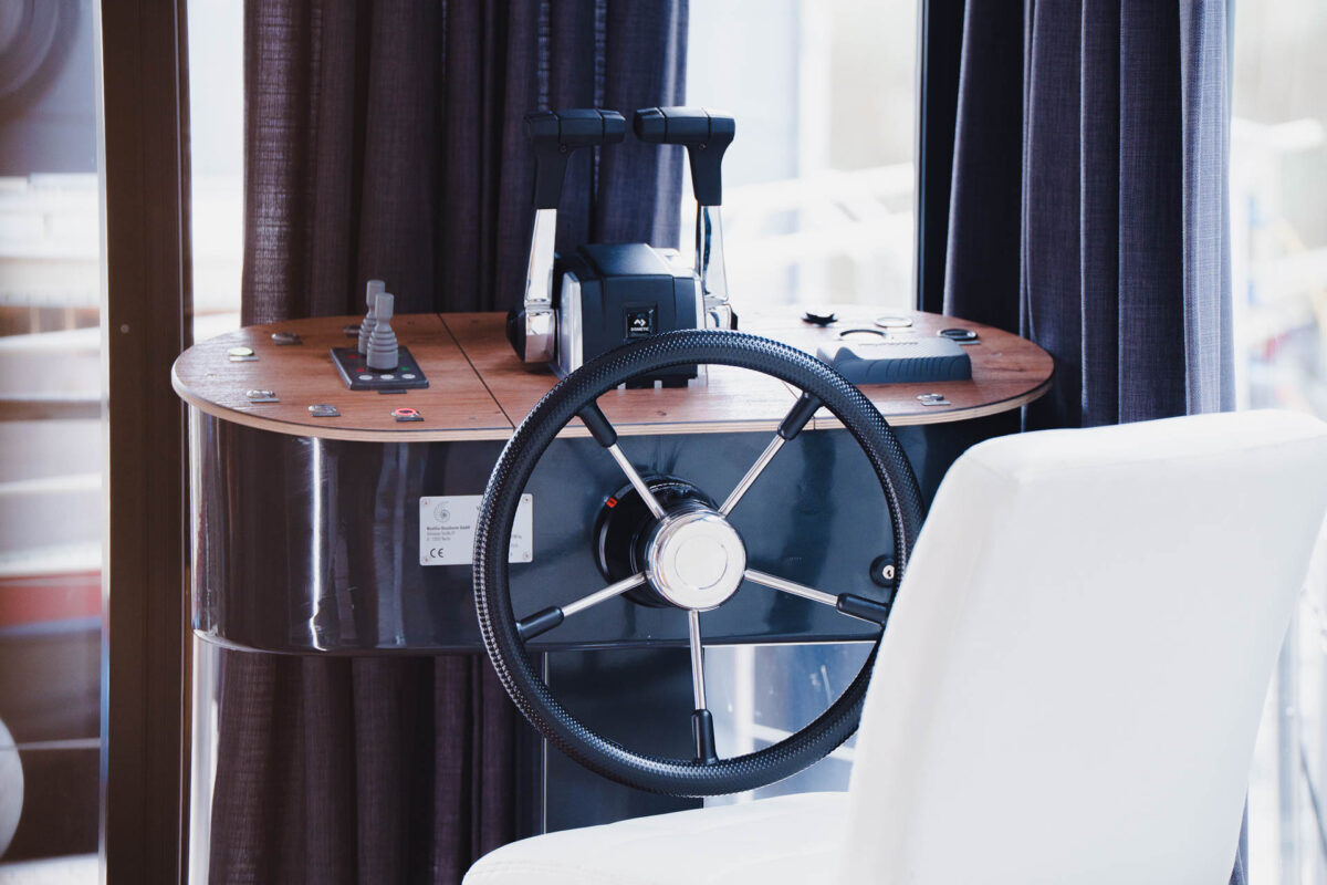 bungalowboot_seen-sucht_innensteuerstand