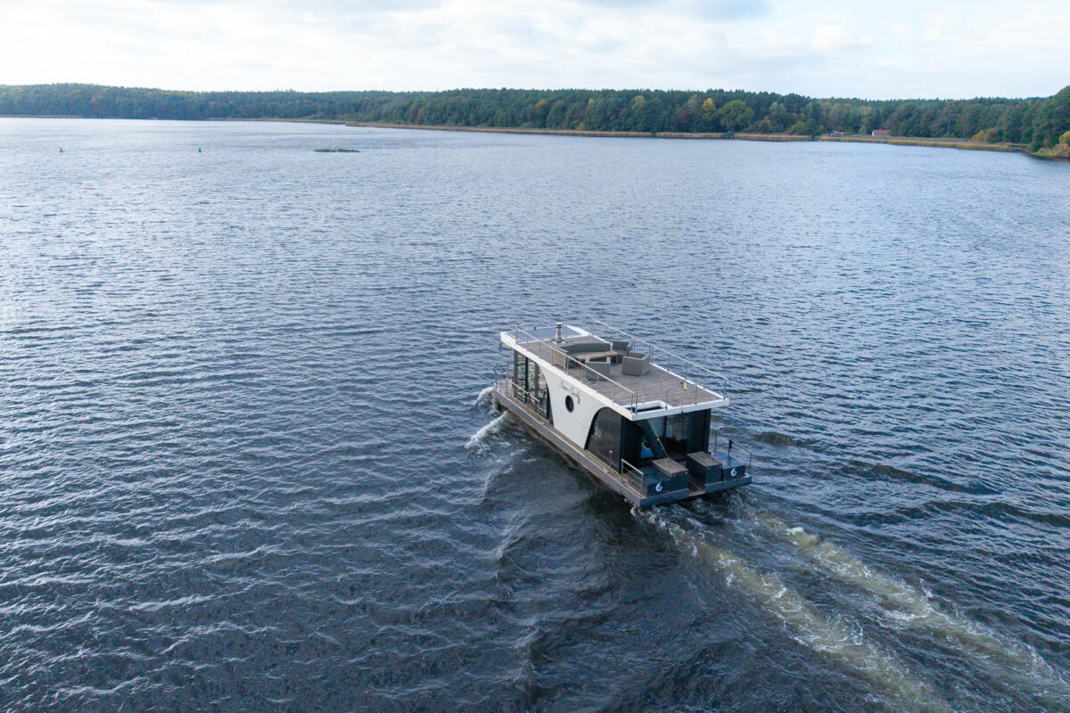 bungalowboot_seen-sucht_seitliche_fahrend