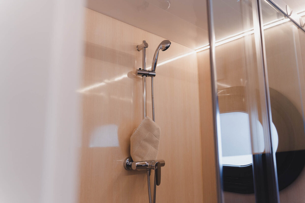 hausboot-nizza-dusche