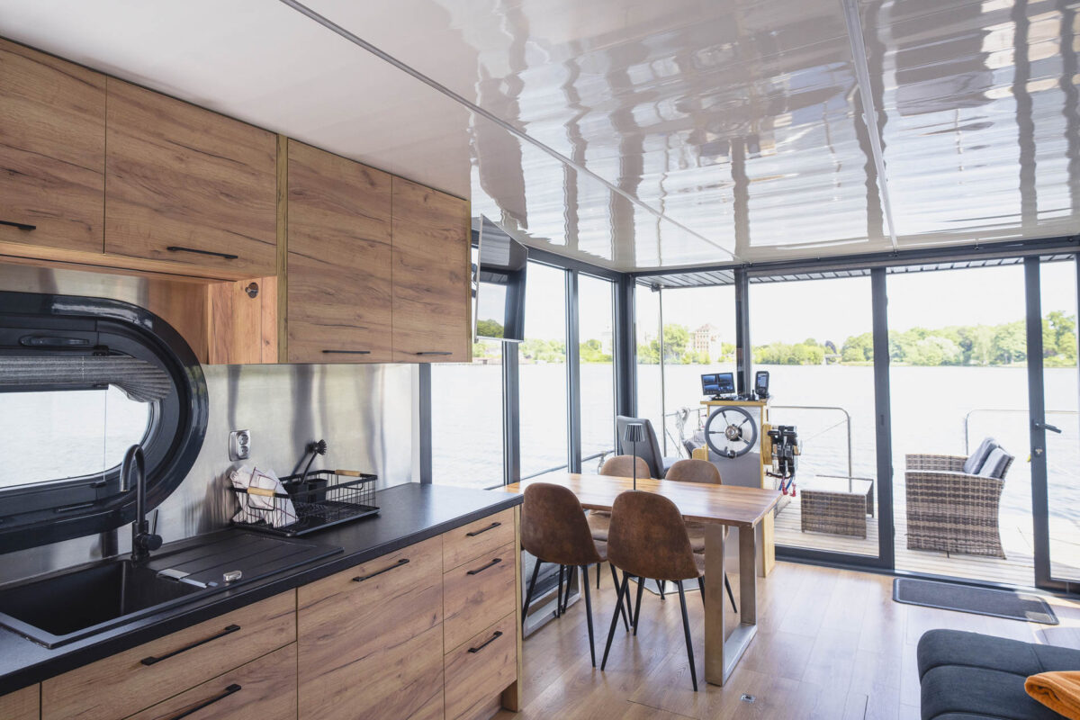 hausboot-nizza-kueche-essplatz