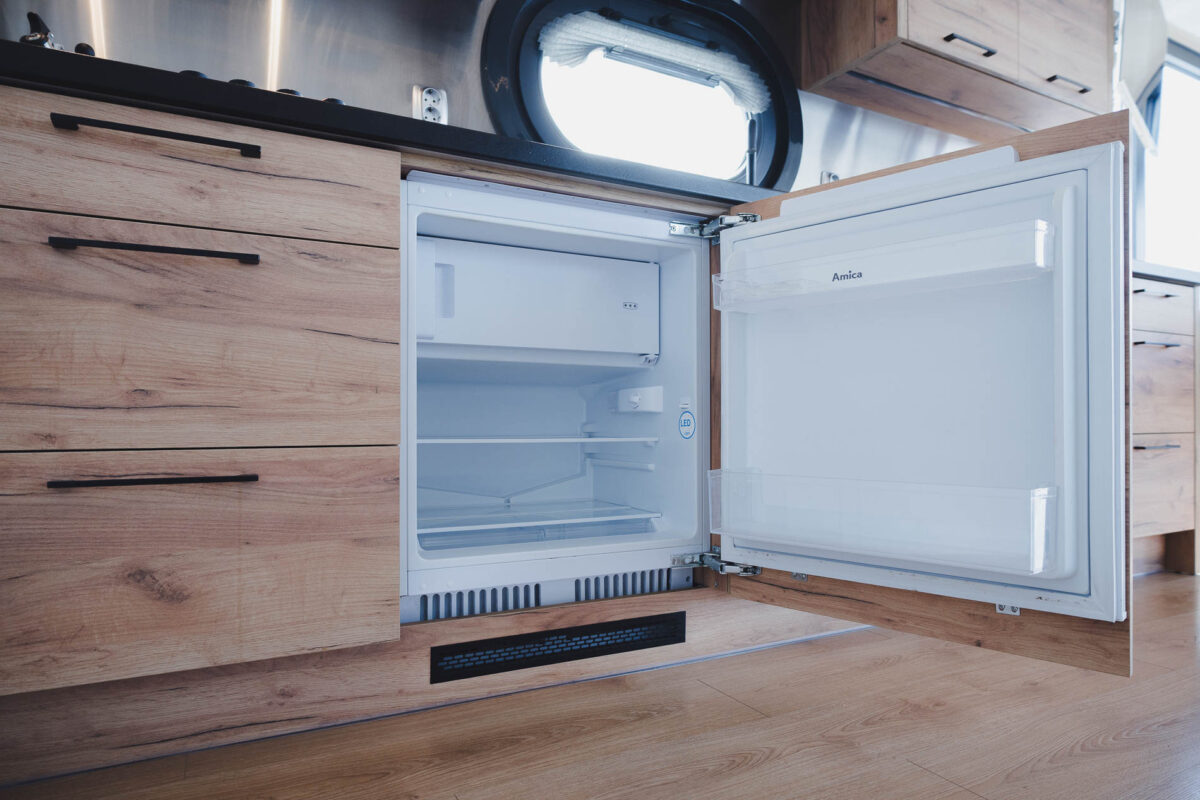 hausboot-nizza-kueche-kuehlschrank