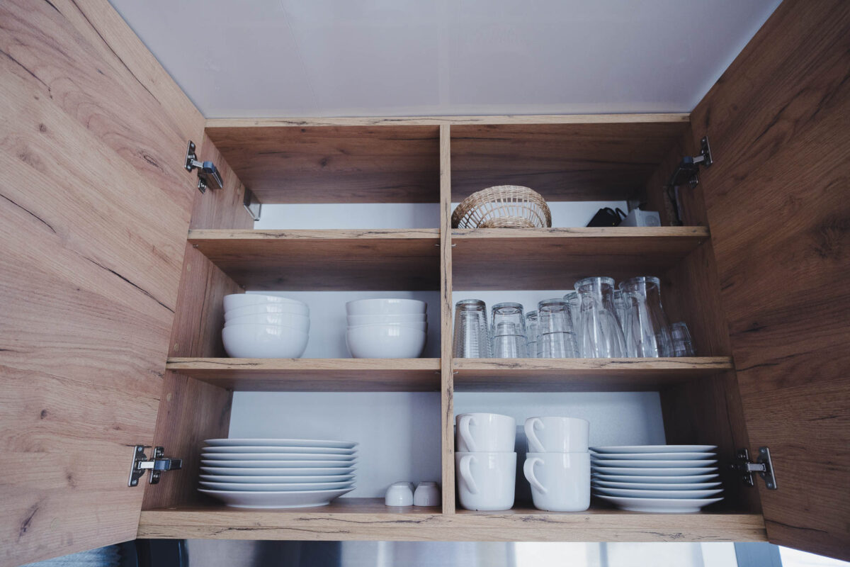 hausboot-nizza-kueche-schraenke