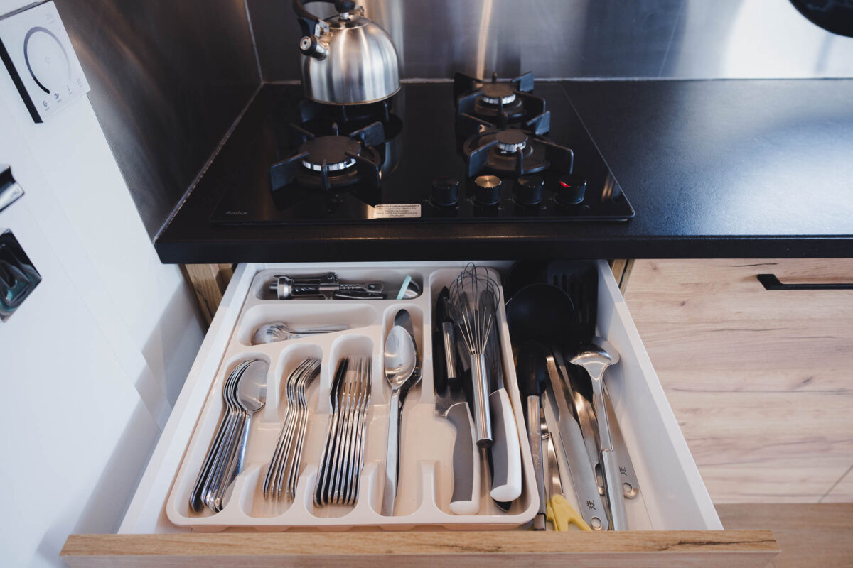 hausboot-nizza-kueche-schraenke-2