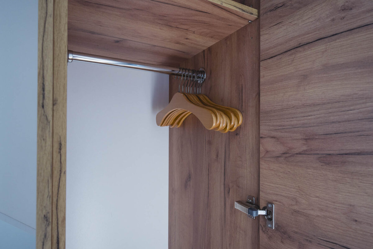 hausboot-nizza-schrank