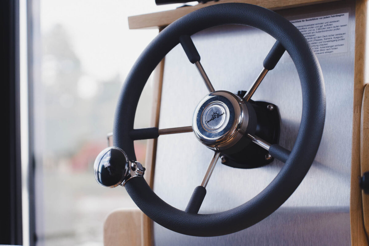 hausboot-nizza-steuerrad