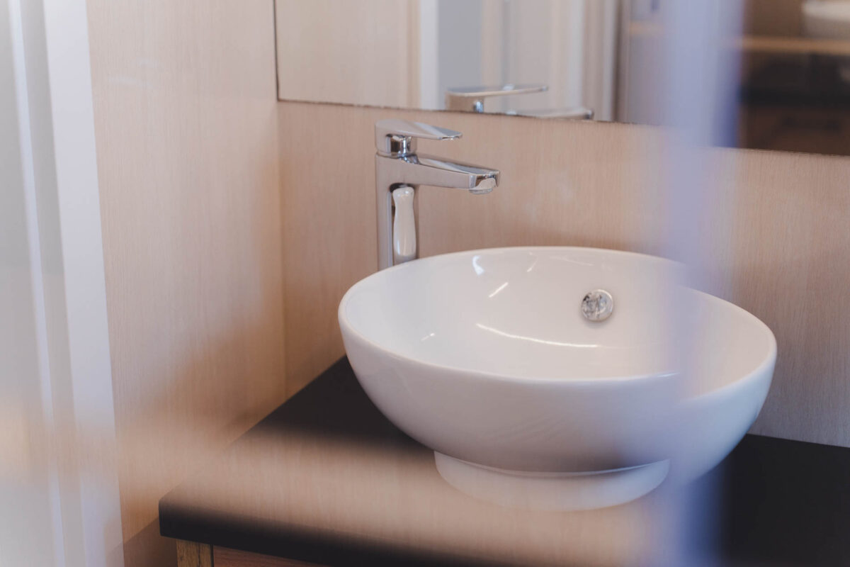 hausboot-nizza-waschbecken