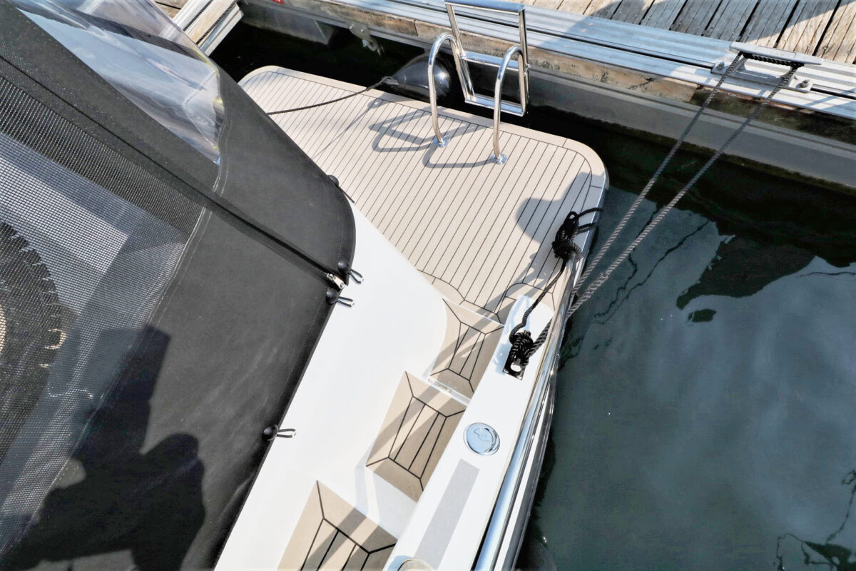 hausboot-sina-badeplattform_gang