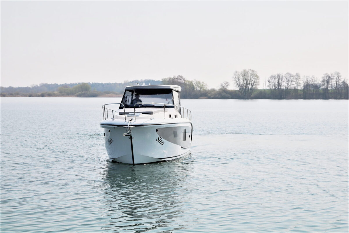 hausboot-sina-bugansicht