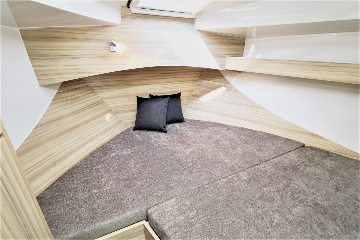 hausboot-sina-bugkabine-bett