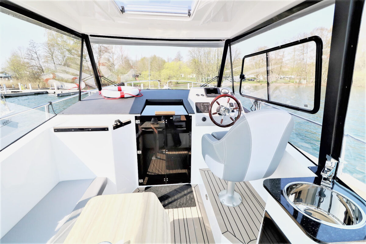 hausboot-sina-cockpit