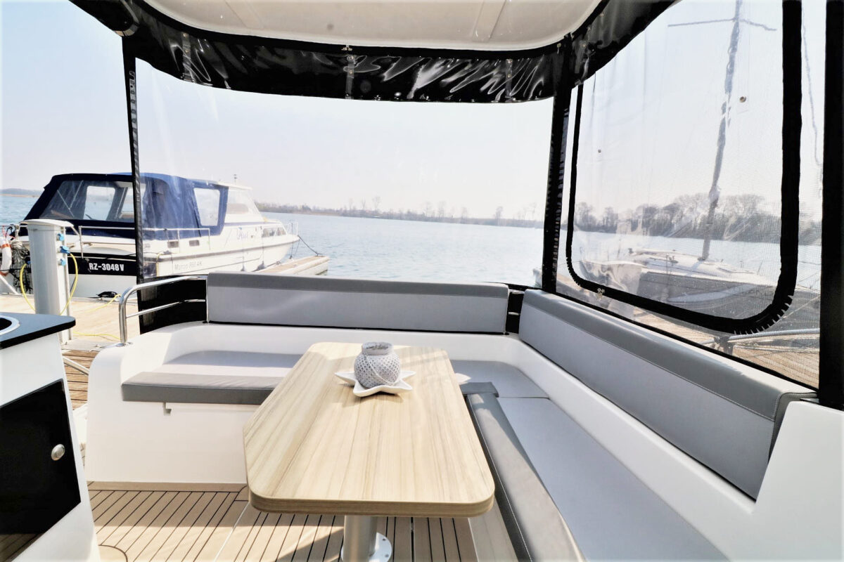 hausboot-sina-heckterrasse-sitzecke