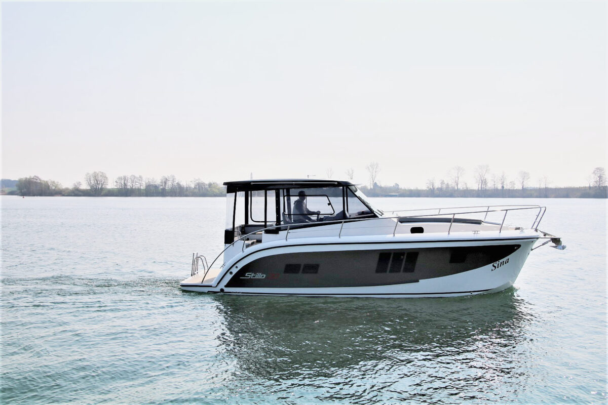 hausboot-sina-seitenansicht