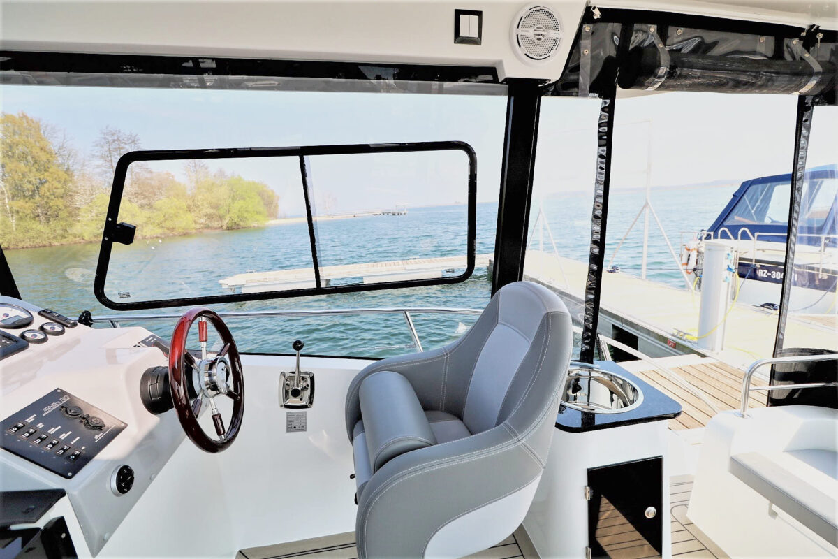 hausboot-sina-steuerstand