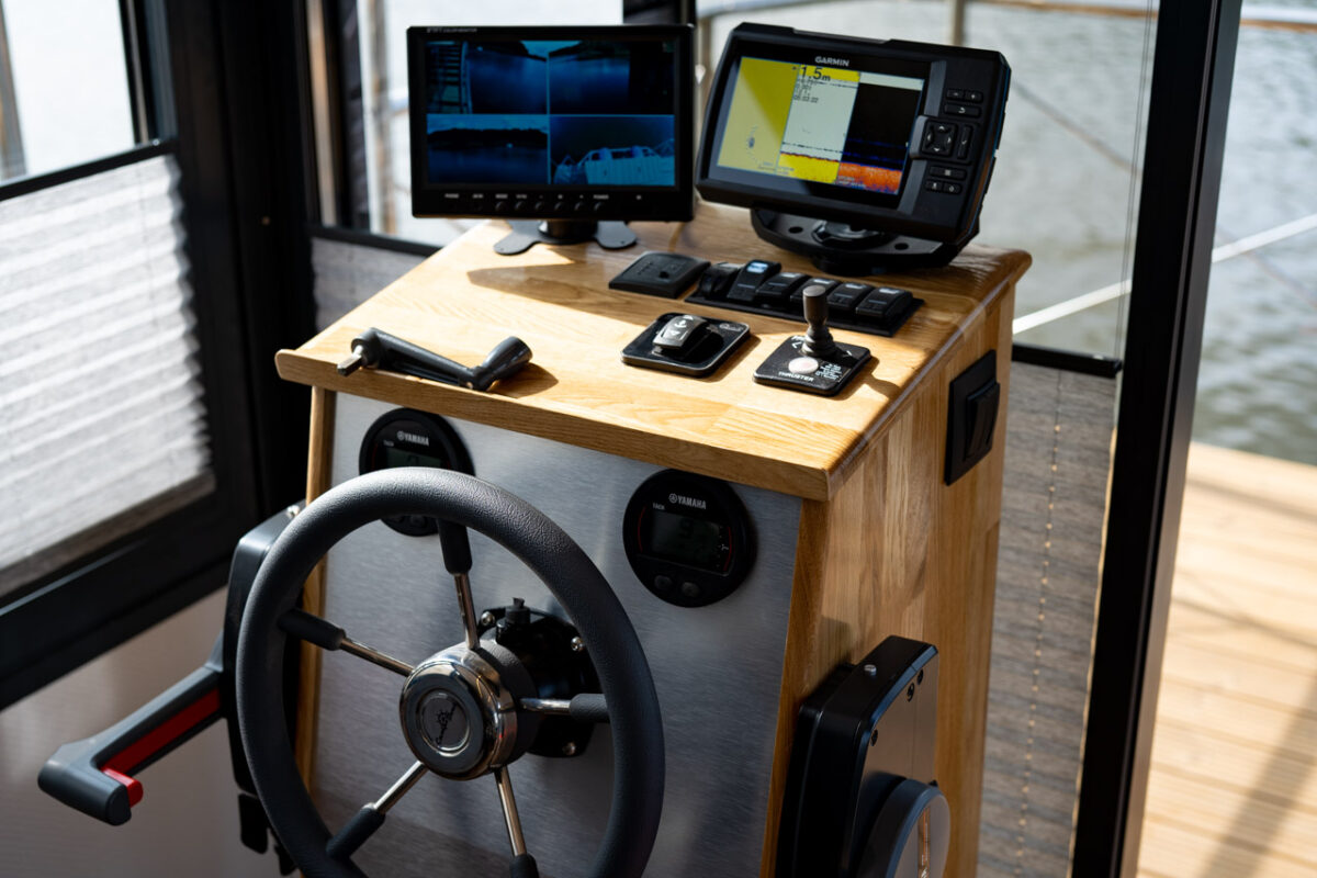 innensteuerstand-hausboot-toni