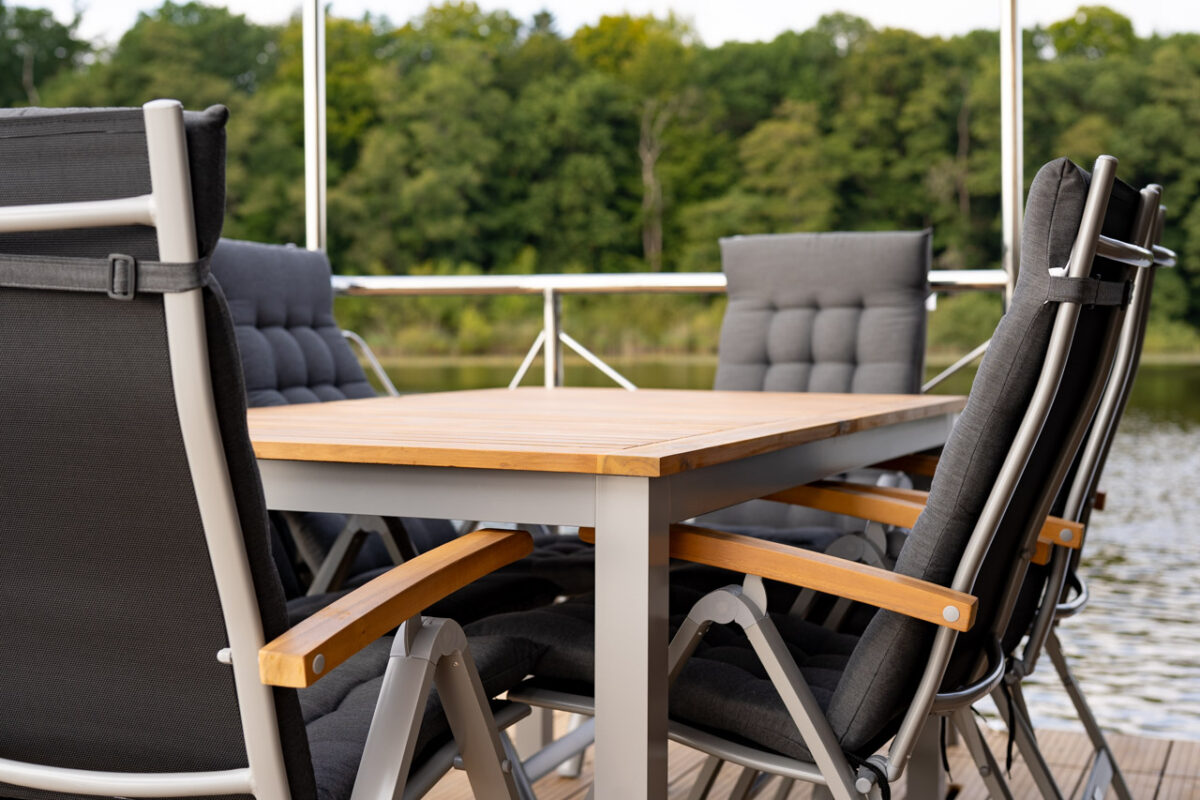 mobiliar-aussen-hausboot-toni