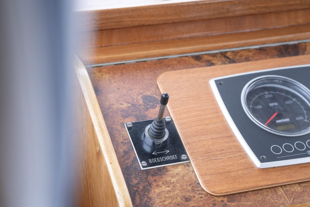 motoryacht-nana-anzeigen-bugstrahlruder